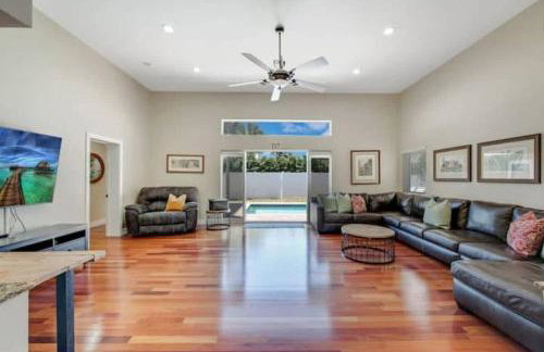 Home with pool by Dream Vacation - Foto 21