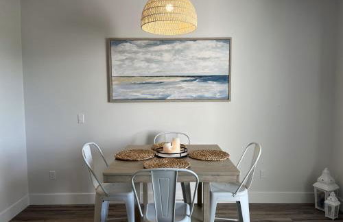 Luxury 2 Bed 2 Bath Waterfront Condo with Patio Sunsets Gym and Parking - Foto 19