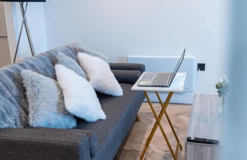 Luxury City Centre Flat with Balcony by Kammili Properties - Photo 9