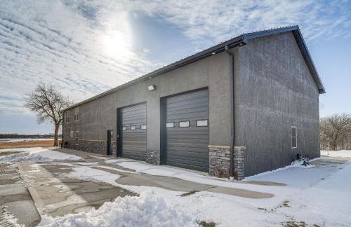 Patio and Fishing Pond! Modern Barndominium Near KC - Foto 32