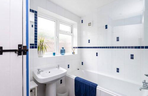 Quaint 3 bed Cottage in central Dorking with parking - Foto 38