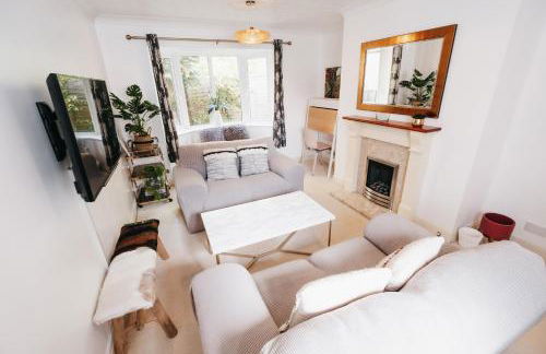 Booker Avenue House - 4 bedroom house with garden and parking - Foto 1