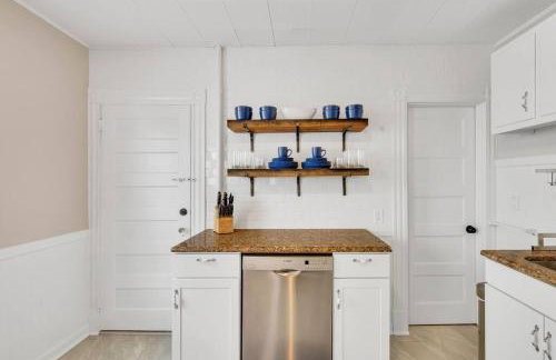 Classic West Hartford Center Apartment - Foto 17