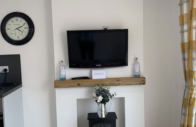 Charming 2-bed Cabin in Inverness, Scotland - Photo 7