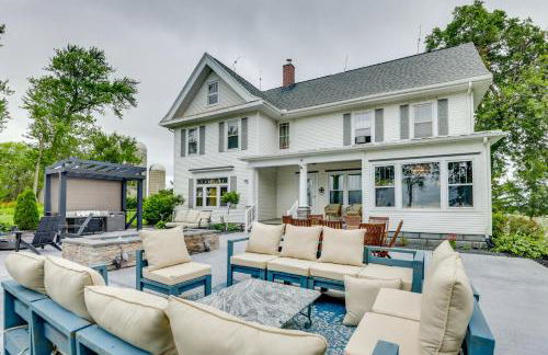 Fire Pits, Views and Yard Luxe Mt Horeb Getaway! - Foto 1