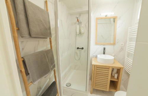 PRESTIGELOC - 3 Studios au Choix - 2 avec Sauna privé gratuit, 1 avec 3 Couchages, Centre-ville - Foto 22