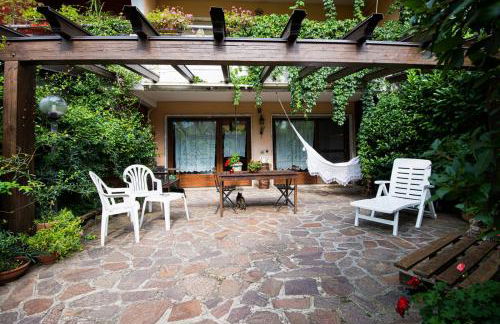 The Flowers' House - Photo 36