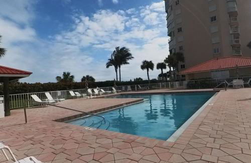 Oceanfront luxury at Hibiscus Breeze, charming 2/2 condo on North Hutchinson Island 3 Month Min - Photo 22
