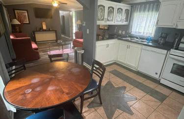 Cozy 3BR cabin with AC and Wi-Fi Fully Fenced - Photo 3