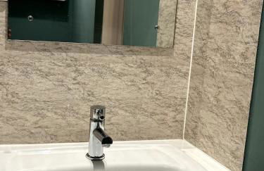 Bedroom bathroom kitchenette own entrance Conwy - Foto 11