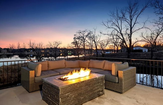 Lakefront Home w/ Pool, Spa, & Game Room! - Foto 9