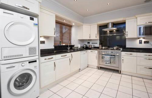 Spacious 4 Bedroom 3 Bathroom House - Sleeps up to 8 - Free Parking, Balcony, Fast Wifi and Smart TVs by Yoko Property - Photo 11