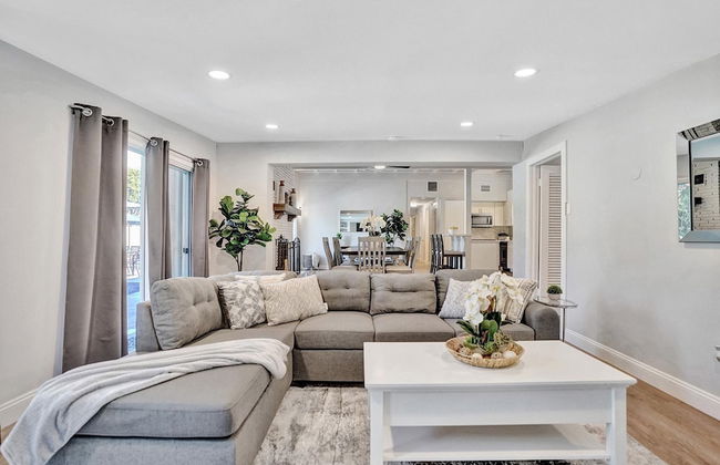 5BR with Heated Pool 5 min to Beach - Photo 23