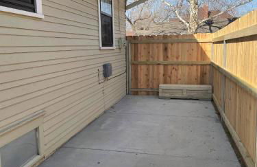 Downtown Location W Patio plus Washer and Dryer - Foto 2