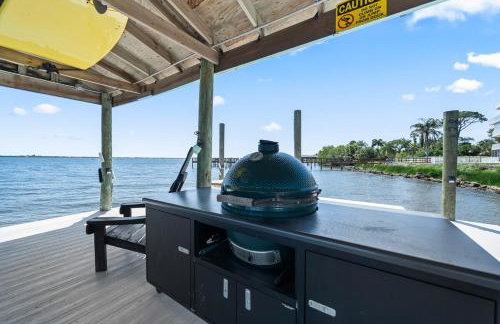Game Room Theater Luxurious Waterfront Retreat - Photo 50