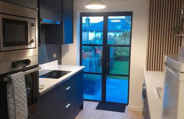 WELCOMEHOUSE close to east beach, shops, restaurants and RAF base - Foto 3