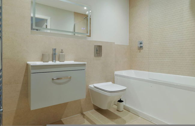 Luxury Manchester Apartment - Pink - Photo 8