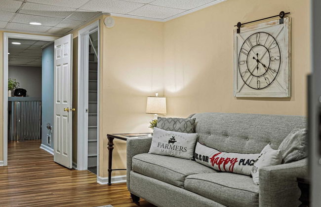 Frolic on Fern by Avantstay Enclosed Deck w/ Forest Views, Bar - Photo 25