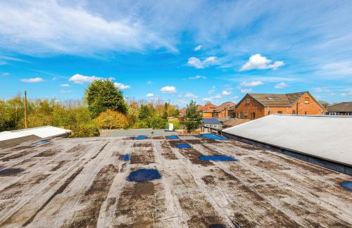 Luxury 3-Bedroom Apartment with 75-Inch TV, Fireplace & Terrace near Manchester Airport - Photo 40