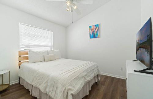 Luxury 4-Bedroom Home with Private Pool, Jacuzzi, AC, Wi-Fi, Cable TV, 5 Minutes from Disney - Foto 21