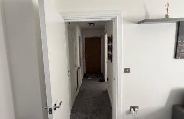 Two Bed flat, very close to airport, Ground Floor with parking - Photo 4