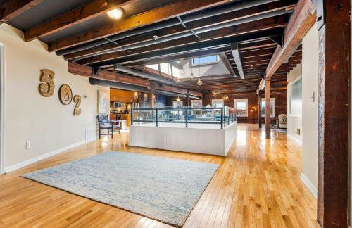 KING Penthouse Sleep8 4Bed 3BR 2BA Swepson Loft - Foto 45