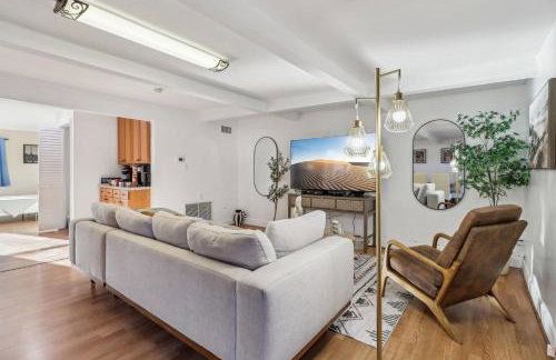 Entire Private Home with 3 Bedrooms, Gated Yard, Parking, King Bed, Available Now - Foto 24