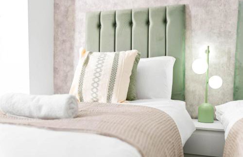 Stylish Five Bedroom House - Parking - Terrace - Fast Wi-Fi 974P - Foto 21