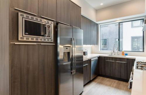 Luxury Modern 4 Bedroom 3 Bathroom Home with Rooftop Deck #2 - Photo 11