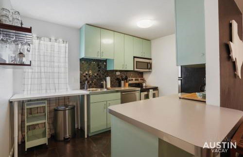 Chic Poolside Homebase Steps from South Congress - Foto 11