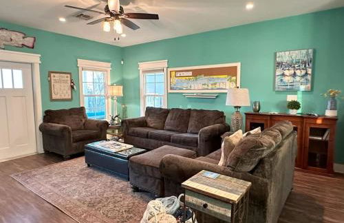 Canal Front Retreat w Boat Dock & Coastal Views - Foto 7