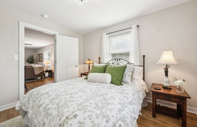 Tranquil Cozy 3br Home With Deck & Bbq 3 Bedroom Home by RedAwning - Photo 4