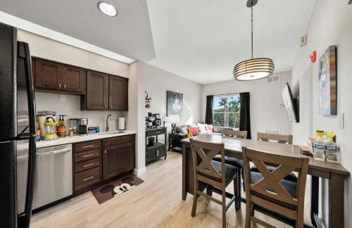 5 Minutes to Disney Free Shuttle King & queen bed - Foto 12