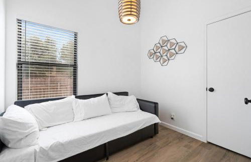 Spacious Family Home in Round Rock w Private Yard - Photo 14