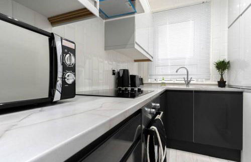 Cheerful 2 Bedroom Homely Apartment, Sleeps 4 Guest Comfy, 1x Double Bed, 2x Single Beds, Free Parking, Free WiFi, Suitable For Business, Leisure Guest, Contractors, QE Hospital, Glasgow, Near Airport & City Centre, Perfect For Common Wealth Games 2026 - Foto 26