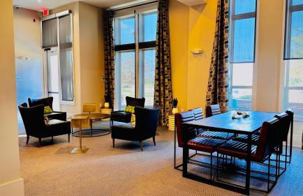 Lux Modern Apartment with Pool View & Prime Location - Foto 10