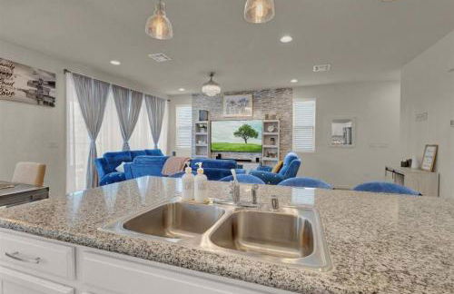 Serenity Retreat: 3BR, Heated Pool, Parking - Foto 14