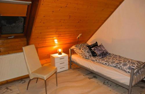 GHomeT - 6 Zimmer Wohnung with parking - Up to 10 guests - Monteur, Handwerker & Large family welcome - Foto 9