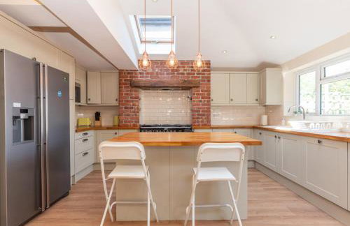 Pass the Keys Stunning Spacious Chessington Gem with Parking - Photo 14