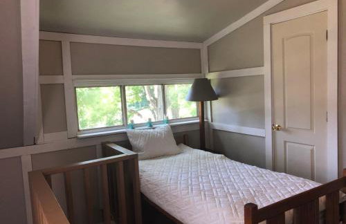 Downtown 2 Bedroom Cottage, Sleeps 6, Walking Distance to Honeywell, Downtown Restaurants, Shopping - Foto 25