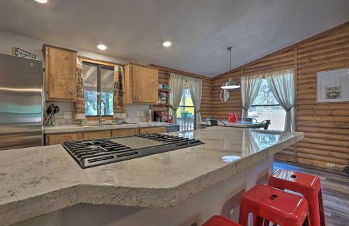 Updated Strawberry Family Cabin with 2 Private Decks - Foto 9