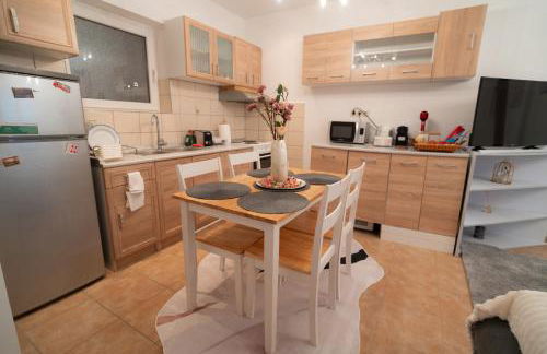 Mary's Downtown Home - a stroll away from Mount Vermio - Photo 31