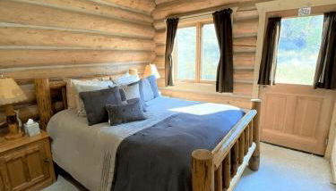 Tranquil Mountain Glamping Retreat: Stunning Log Cabin with a Hot Tub in Darby, MT - Foto 2