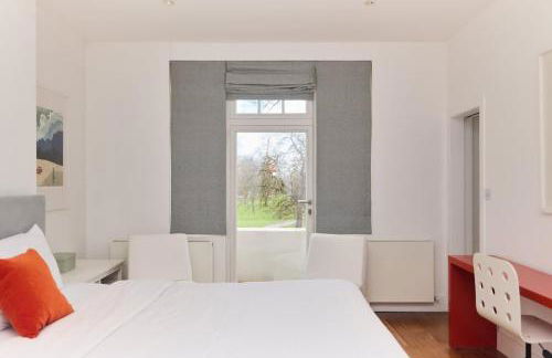 The Clapham Crib - Spacious 4BDR House with Patio - Photo 31