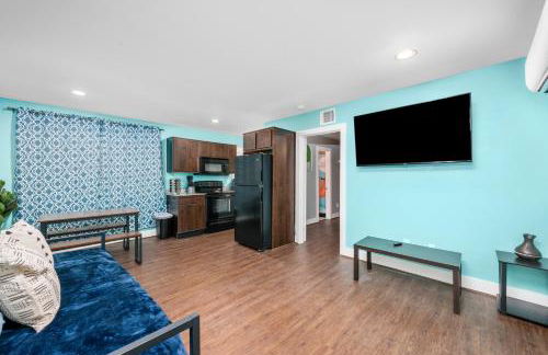 Chic 1BR Stay with King Bed and Free Park - Foto 1