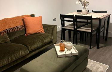 Cozy 2-Bed Home near Barnwell Country Park - Free Parking - Photo 1