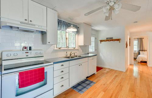 Becket Home with 3-Season Porch Walk to Lake Access - Foto 9