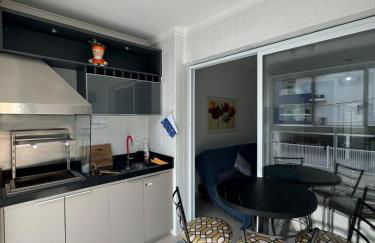 Apartamento na Praia das Toninhas em Ubatuba 350m da praia -2 quartos sendo 1 suite, piscina, varanda gourmet com churrasqueira, ar condicionado, cozinha completa, duas garagens - Foto 21