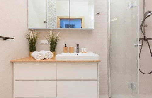 Metro Kondratowicza Warsaw Apartment with Parking by Noclegi Renters - Foto 24