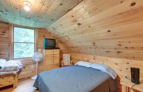 Near Snowmobiling Secluded Harmony Cabin with Deck! - Foto 16